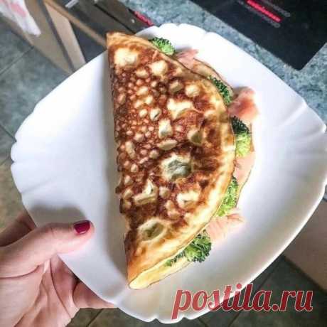 Быстрые завтраки за 5-15 минут с Кбжу. 
 
На приготовление каждого из этих завтраков уйдёт не более 15 минут. 
 
При этом, каждый из них станет прекрасным сбалансированным приемом пищи для отличного начала дня 
 
1.Омлет с творожным сыром и рыбой 
 
2 яйца 
50 мл молока 
1 ст л творожного сыра 
40 г с/с горбуши или форели 
Зелёные овощи: салат, огурец, брокколи (отварить) 
40 г ржаного или цельнозернового хлеба 
Взбить вилкой Яйца с молоком, вылить на разогретую сковороду,...