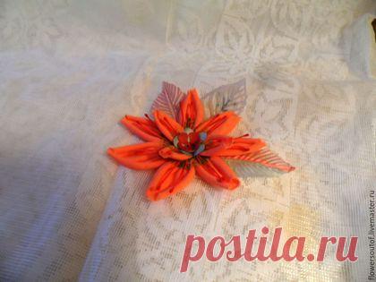 Коралловый цветок в винтажном стиле, изготовлен из ткани, листья из шелка вырезаны и обработан в ручную.
В 1 экземпляре. Повтор в другом цвете.

Используется как декор к подарочной упаковке, сумок, картин,стен,
украшение к шляпке, брошь к одежде.