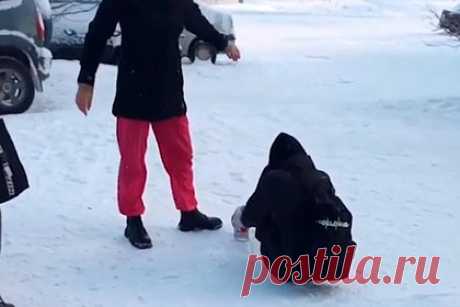 Российская школьница избила сверстницу под трек Моргенштерна и попала на видео. В городе Сегеже в Карелии школьница избила не оказывавшую сопротивления сверстницу под песню Моргенштерна (внесен Минюстом в реестр физлиц-иноагентов), нанеся ей несколько ударов в голову и туловище. Видео нападения выложил в сеть подросток, который снимал происходящее на телефон.