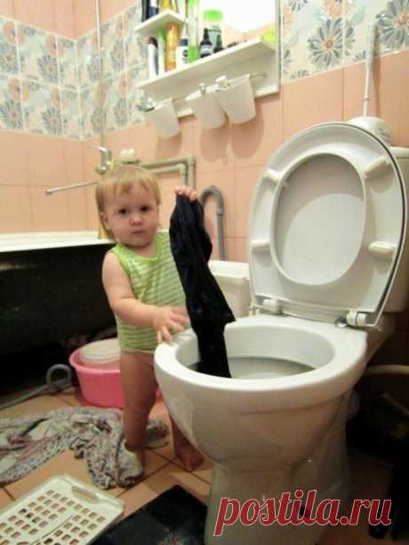 Хозяюшка растет! Постирала папе футболку...