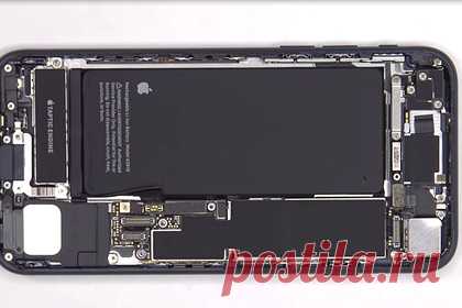 Показаны внутренности iPhone SE. Блогер под ником PBKreviews оценил ремонтопригодность iPhone SE третьего поколения. Специалист разобрал смартфон Apple, чтобы показать его внутреннее устройство. По словам автора, в ходе отсоединения экрана его пришлось прогреть с помощью фена, а потом поддеть переднюю панель. Смартфон оказалось сложно отремонтировать.