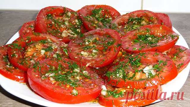 Малосольные помидоры для закуски к столу с зеленью и чесноком