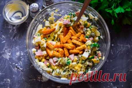 Салат с кириешками, кукурузой и колбасой — рецепт с фото пошагово. Как сделать салат с кириешками, кукурузой и копчёной колбасой?