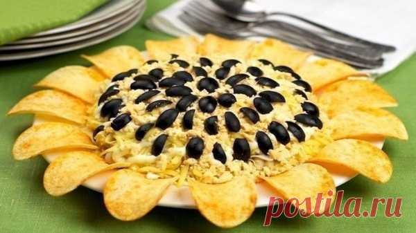 Праздничный рецепт салата с курицей и грибами «Подсолнух»