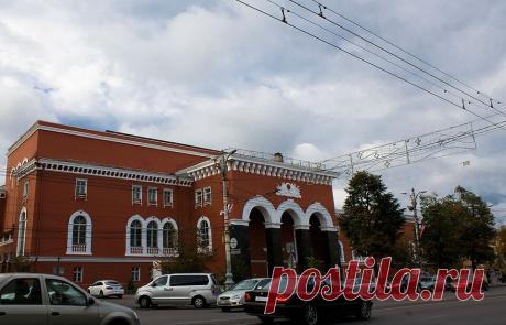 Свидетель трех эпох: история одного здания в Воронеже Статья автора «Главгосэкспертиза России» в Дзене ✍: Архитектура – это удивительная сокровищница памяти. Как часто мы проходим мимо привычных домов, не задумываясь о том, а что же было здесь раньше?