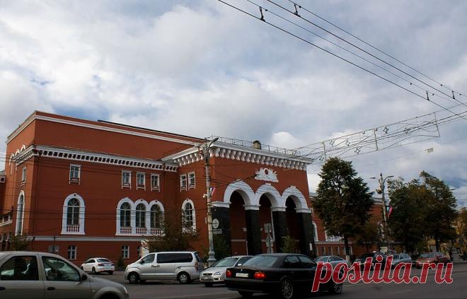 Свидетель трех эпох: история одного здания в Воронеже Статья автора «Главгосэкспертиза России» в Дзене ✍: Архитектура – это удивительная сокровищница памяти. Как часто мы проходим мимо привычных домов, не задумываясь о том, а что же было здесь раньше?