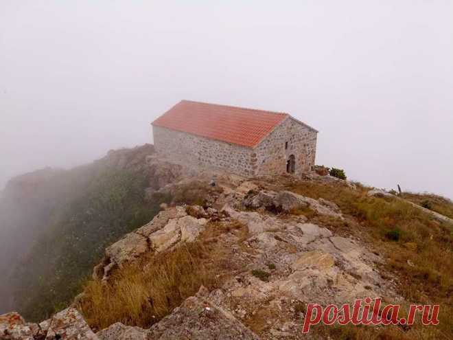 Կատարովանք
4-5-րդ դարերում լեռան կատարին կառուցվել է Կատարավանքը (Կատարո վանք)։Լեոն գրում է,որ այն եղել է Դիզակ գավառի առաջնորդանիստը:ժայռը սրբացված է եղել վաղնջական ժամանակներից,Ինքը՝«Զիարաթ» անվանումը,որ կոչում էին օտարները Դիզափայտին,նույն սրբատեղի,սրբավայր իմաստն է արտահայտում:
Խվանդություն լեռան մասին. Աստված մարդկանց արարքներից վրդոհված, ցանկացել է բնաջնջել աշխարհը,բայց լեռը խնդրել է գթալ մարդկանց:Այդժամ Աստված ասել է,որ մարդկանց հասանելի պատիժը պիտի լեռը կրի:Երբ լեռը համաձայնվել է,