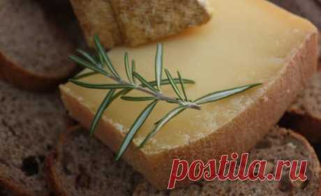 Сыр Канталь.Его начали производить ещё во времена галлов, и это один из самых старых сыров в истории Франции. Местные жители обычно его относят к группе полутвёрдых сыров, и именно так его описал автор знаменитой «Истории франков» епископ Григорий Турский. По его словам, в ходе исполнения древнего языческого религиозного обряда в горное озеро бросали различные пожертвования, и одним из пожертвований был сыр.
Римский автор Плиний Старший также писал о сыре в первом веке наш...