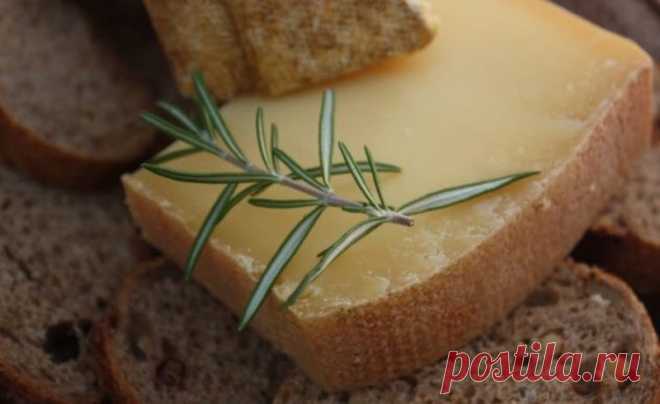 Сыр Канталь.Его начали производить ещё во времена галлов, и это один из самых старых сыров в истории Франции. Местные жители обычно его относят к группе полутвёрдых сыров, и именно так его описал автор знаменитой «Истории франков» епископ Григорий Турский. По его словам, в ходе исполнения древнего языческого религиозного обряда в горное озеро бросали различные пожертвования, и одним из пожертвований был сыр.
Римский автор Плиний Старший также писал о сыре в первом веке наш...