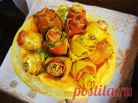 Букет из осенних листьев
Для того, чтобы сделать красивые цветы из опавших листьев, для начала их нужно собрать. Отбираем такие листья, которые имеют правильную форму и не повреждены. Кроме того, нужно выбирать не слишком сухие листья. Из них сделать цветы не получиться.