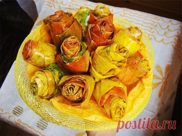 Букет из осенних листьев 
 
Для того, чтобы сделать красивые цветы из опавших листьев, для начала их нужно собрать. Отбираем такие листья, которые имеют правильную форму и не повреждены. Кроме того, нужно выбирать не слишком сухие листья. Из них сделать цветы не получиться.