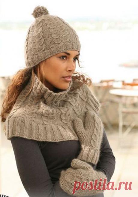 Женская шапка спицами в комплекте с варежками и пелериной из Drops