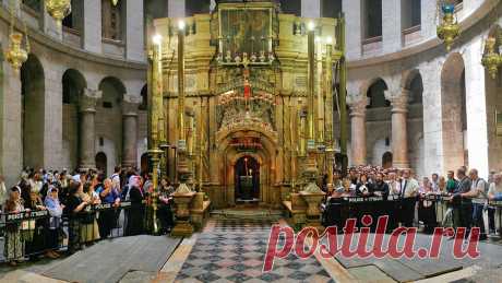 Храм Гроба Господня (39 фото) Храм Гроба Господня - место, где Иисус Христос был распят, погребён и воскрес. Строение не раз разрушалось пожарами, землетрясением и захватчиками. Каждый раз храм восстанавливали. Сегодня он пребывает в том виде, какой получил в 1808 году. Эта святыня разделена между шестью конфессиями, среди которых православная и католическая. В центре притвора храма находится камень, на котором Никодим и Иосиф помазывали тело Иисуса смирной. Над этим место...