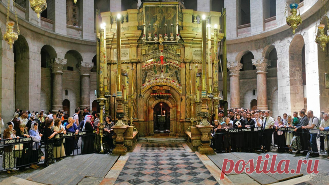 Храм Гроба Господня (39 фото) Храм Гроба Господня - место, где Иисус Христос был распят, погребён и воскрес. Строение не раз разрушалось пожарами, землетрясением и захватчиками. Каждый раз храм восстанавливали. Сегодня он пребывает в том виде, какой получил в 1808 году. Эта святыня разделена между шестью конфессиями, среди которых православная и католическая. В центре притвора храма находится камень, на котором Никодим и Иосиф помазывали тело Иисуса смирной. Над этим место...
