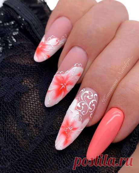 Коралловый маникюр с цветами