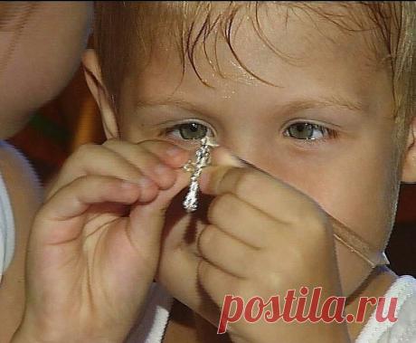 Хлопчик знайшов хрестик, приніс додому. Мама перелякано:
- Навіщо ти чужий хрестик додому приніс?
- Та він мене сам попросив.
- Як?
- Ну, я взяв його в руки, а на ньому написано: "Спаси і сохрани". От я і врятував...