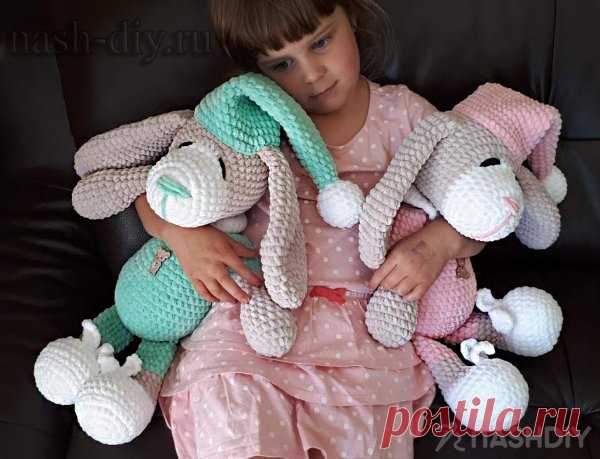 Вязаная игрушка крючком Собачка Соня Вязаная игрушка крючком Собачка СоняСхема этой собачки принадлежит Zefirka room. С ее разрешения я сделала это видео для вас,за что я очень благодарна. Собака получилась 40 см,вяжу я туго. Чтоб ее связать мне нужно было крючок номер 5 и пряжакаждого цвета по мотку Himalaya dolphin Baby Wolle. 120 m.