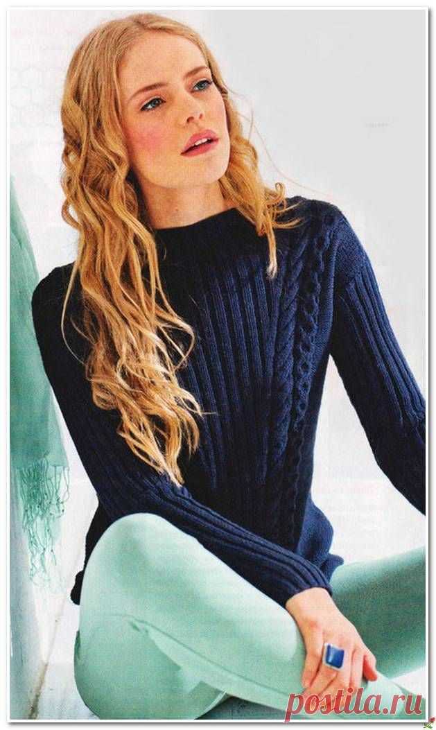 Синий пуловер в резинку спицами.