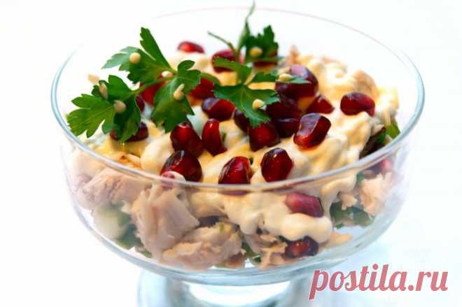 Салат из ананаса с гранатом и курицей Ингредиенты:Куриное филе – 400 гр Ананасы консервированные – 1 банкаГранатМайонез – 100 грСоль – по вкусуЛавровый лист – 1 листикПриготовление: Куриное филе промыть, отварить в подсоленной воде до готовности. За 15 минут до конца добавить лавровый лист.Остывшее филе нарезать...