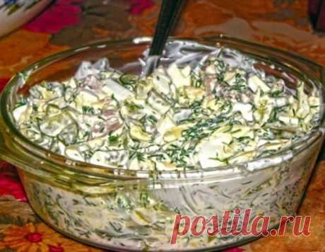 Салат "Семейный" 
Очень просто готовить и вкусно получается 
Потребуется: 
Мясо (говядина, отварная) — 150 г 
Сыр твердый — 150 г 
Огурец (маринованные, небольшие) — 3 шт 
Яйцо куриное (вареное) — 2 шт 
Майонез 
Чеснок 
Укроп 
 А теперь, приступим: 
Сыр натереть на крупной терке. Яйца, мясо, огурцы режем небольшими кубиками. Теперь делаем соус. Смешиваем 3 ст. ложки майонеза с мелко нарезанным укропом. Выдавливаем через чеснокодавку 1-2 зубчика чеснока. Заправляем салат. Салат готов. Вкусн