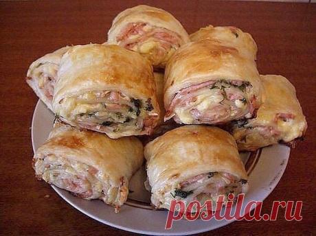 РУЛЕТИКИ ИЗ СЛОЕНОГО ТЕСТА С КОЛБАСОЙ И СЫРОМ 
Закуска на все случаи жизни 
Ингредиенты: ● Слоеное тесто ● Майонез ● Колбаса ● Твердый сыр ● Зелень ● Яйцо для смазывания
Приготовление:
1.Слоеное тесто раскатать, смазать немного майонезом, натереть колбасу, сыр, посыпать зеленью.
2.Свернуть в рулет. Нарезать на кусочки, смазать яйцом и в духовку выпекать.