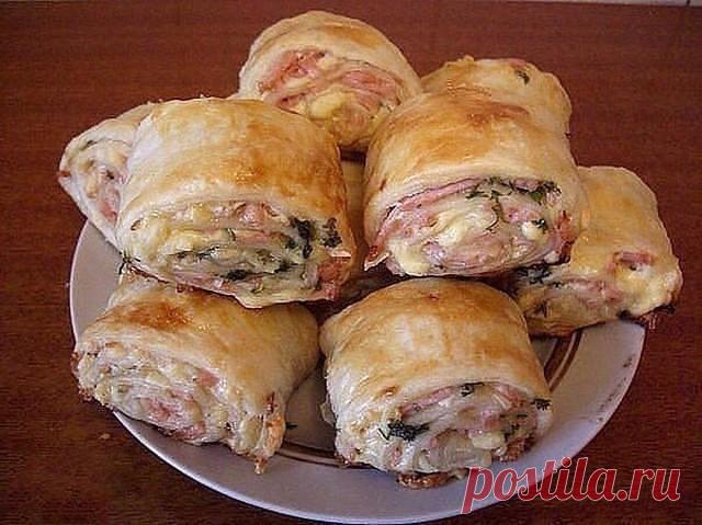 РУЛЕТИКИ ИЗ СЛОЕНОГО ТЕСТА С КОЛБАСОЙ И СЫРОМ 
Закуска на все случаи жизни 
Ингредиенты: ● Слоеное тесто ● Майонез ● Колбаса ● Твердый сыр ● Зелень ● Яйцо для смазывания
Приготовление:
1.Слоеное тесто раскатать, смазать немного майонезом, натереть колбасу, сыр, посыпать зеленью.
2.Свернуть в рулет. Нарезать на кусочки, смазать яйцом и в духовку выпекать.