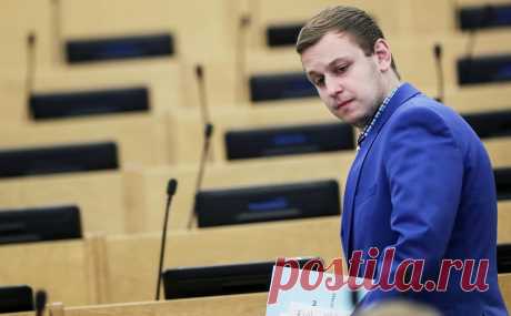 Госдума лишила двух депутатов мандатов. Василия Власова лишили мандата за многочисленные прогулы. Вадим Белоусов сохранял место в Госдуме до сегодняшнего дня несмотря на приговор суда и объявление в розыск