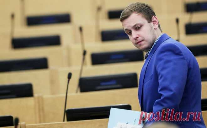 Госдума лишила двух депутатов мандатов. Василия Власова лишили мандата за многочисленные прогулы. Вадим Белоусов сохранял место в Госдуме до сегодняшнего дня несмотря на приговор суда и объявление в розыск