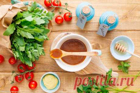 Balsamico-Dressing selber machen Einfaches Rezept für Balsamico-Dressing selber machen. Das dunkle Salat-Dressing passt zu Tomaten, Rucola, Feldsalat oder kräftige Salate.