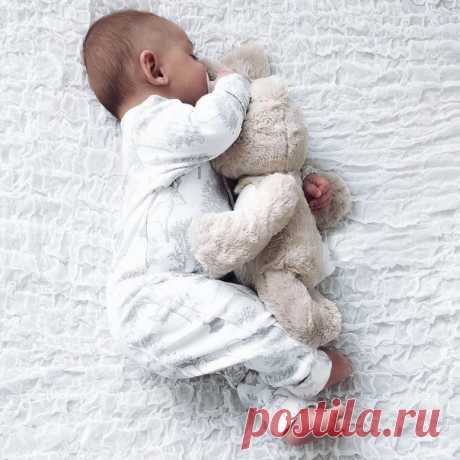 Спит моё чудо со мной на подушке. Маленький носик, губки и ушки. Ручкой своей он меня обнимает, Сердце моё в этот миг замирает! Тихо сопит мой комочек родной, Спи моё счастье, мама с тобой!
