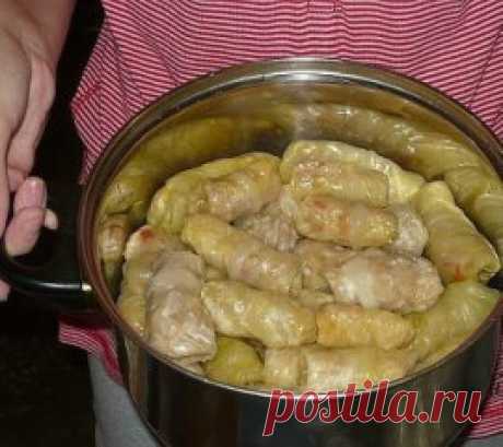 10 самых вкусных рецептов голубцов - обязательно сохраните! 
1. Голубцы с грибами
- белокочанная капуста - 8-10 листьев 
- вода 
- соль - по вкусу 
- растительное масло - 2 ст. л. 
для начинки: 
- свежие грибы - 500 г или сушеные грибы - 100 г 
- томатная паста - 1-2 ст. л. 
- рассыпчатая рисовая каша - 1/2 стакана 
- соль - по вкусу.
Капустные листья проварить в кипящей воде 2-3 мин, вынуть из воды, дать воде стечь. При необходимости жесткие прожилки листьев слегка отбить до мягкости деревян