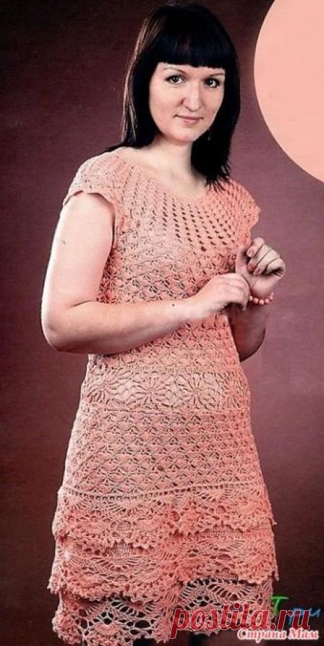 . Персиковое платье с круглой кокеткой и ажурными оборками. Кружевное платье для летнего сезона вязаное крючком сверху вниз. Размер платья: 40 Вам потребуется Пряжа «Жемчужная» (50% хлопок, 50% вискоза, 425 м/100 г) — 450 г персикового цвета.