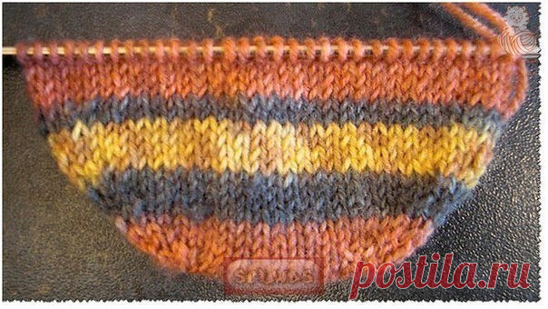 КРАСИВЫЙ КРУГЛЫЙ МЫСОК. МК ОТ АВТОРА.

#носки_спицами@mirpetel, #оформление_мыска@mirpetel

Надо взять спицы на леске, завязать на одной спице петлю из рабочей нити, оставив при этом довольно длинный хвостик, около 40 см.
Обматываем спицы 