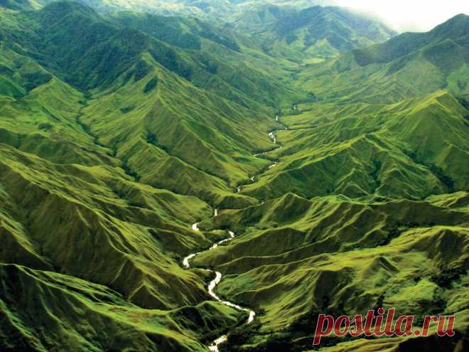 ԽԱՂԱՂ ՕՐ ՔԵԶ ՀՈՂ ՀԱՅՐԵՆ
Ս.Կապուտիկյան ՀՈՂ ՀԱՅՐԵՆԻ
Ուղեկիցս ծերունի էր մի բարեդէմ. 
Կողքին երկու թոռներն էին թուխ ու սիրուն. 
Երբ իմացաւ հայ եմ՝ դէմքի բարին արդէն 
Դարձաւ մի տաք երջանկութիւն’ 
Այնուհետեւ Մոսկւայից մինչ Երեւան 
Նա խօսում էր, ապա լսում, լսում սիրով՝ 
Շաբաթներով ջրի կարօտ մարդու նման 
Հայերենը ըմբոշխնելով: 
Ոսկերիչ էր’ Ադանացի’ 
Ալիքները նրան Փարիզ էին նետել’ 
Ապրում է լա’ւ’ Ոսկերիչի ոսկի՜ ձեռքեր, 
Ուր էլ լինեն՝ չեն ծանգոտի’ 
Բայց ի՞նչ օգուտ,— ծերը նայում է թոռներին,