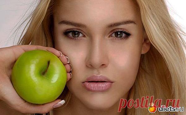 Вскочил прыщик? Есть хорошее натуральное средство – обычный ломтик яблока. За ночь все пройдет!