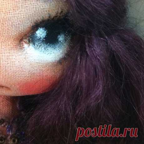 Доброй ночи, мои хорошие))) Или с добрым утром!)
Девочка не новая) новая только головушка с волосиками)))
А старая уже в ведре...
Сегодня я была хирургом, #чесслово и кромсала это дитё... Зато теперь она то, что нужно))) #фиолетовая во всех смыслах)))
Всех люблю! 
Я спать)
#текстильнаякукла #авторскаякукла #интерьернаякукла #textiledoll #fabricdoll #businkadoll #instadoll #sale #трессдлякукол #волосыдлякукол #куклаБусинка #куклаволгоград#кукольныеволосы#натуральныеволосы#к...