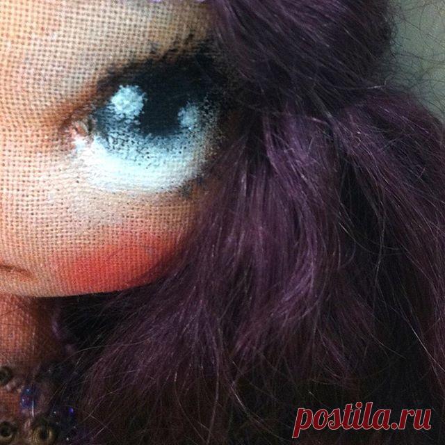 Доброй ночи, мои хорошие))) Или с добрым утром!)
Девочка не новая) новая только головушка с волосиками)))
А старая уже в ведре...
Сегодня я была хирургом, #чесслово и кромсала это дитё... Зато теперь она то, что нужно))) #фиолетовая во всех смыслах)))
Всех люблю! 
Я спать)
#текстильнаякукла #авторскаякукла #интерьернаякукла #textiledoll #fabricdoll #businkadoll #instadoll #sale #трессдлякукол #волосыдлякукол #куклаБусинка #куклаволгоград#кукольныеволосы#натуральныеволосы#к...