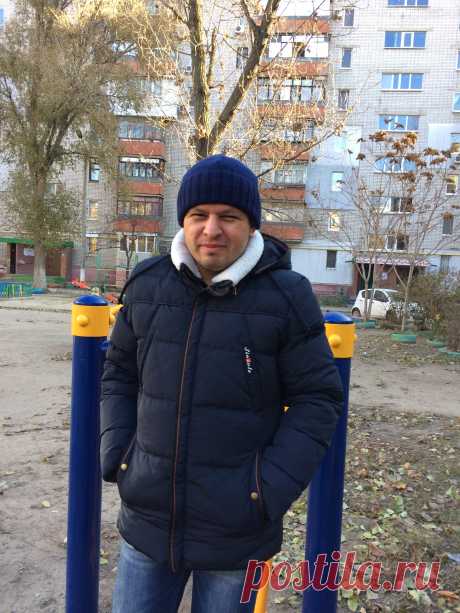Мужская зимняя шапка спицами была связана из пряжи alize lanagold 800 для моего мужа. Я израсходовала почти 100 грамм пряжи, вязала спицами номер 3 в четыре нити.
Выбирала эту пряжу потому что мне нравится накрутка пряжи, в итоге полотно получается, как машинная вязка. Размер головы мужа 60 см.