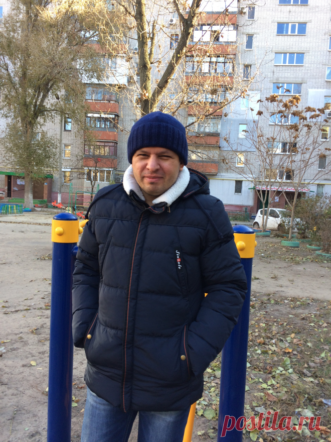 Мужская зимняя шапка спицами была связана из пряжи alize lanagold 800 для моего мужа. Я израсходовала почти 100 грамм пряжи, вязала спицами номер 3 в четыре нити.
Выбирала эту пряжу потому что мне нравится накрутка пряжи, в итоге полотно получается, как машинная вязка. Размер головы мужа 60 см.