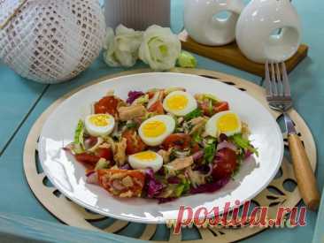 Салат с тунцом, помидорами и яйцами