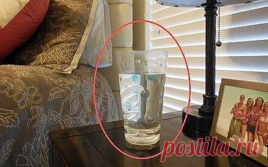 Поставьте дома стакан с водой, солью и уксусом. Через сутки вы увидите то, что скрыто от ваших глаз! 
Вы когда-нибудь замечали, что когда приходите домой, то чувствуете в нем только удушье, тревогу, головные и желудочные боли? Тысячи людей испытывают странное чувство недомогания или необъяснимую печаль, когда приходят вечером домой… 
У меня такое было — и не только дома. Однажды стало происходить в офисе. Что еще более интересно, все эти симптомы тут же исчезали, стоило мне выйти из помещения…