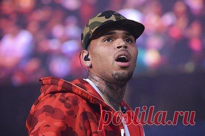 Гардеробная певца Криса Брауна размером с магазин разгневала фанатов. Американский певец Крис Браун показал огромную гардеробную в собственном доме и подвергся критике в соцсетях. Исполнитель поделился роликом, на котором продемонстрировал комнату с множеством рейлов, построенную специально для хранения его нарядов. «Я создал гардероб размером с магазин», — пошутил музыкант в видео.