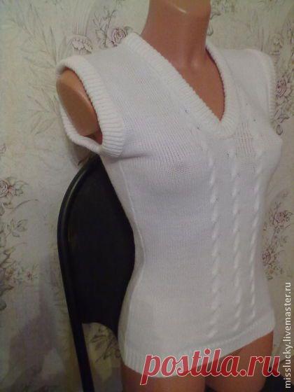 Мягкая, нежная жилетка связана из высококачественной Турецкой полушерстяной пряжи, удобная, классическая модель, можно носить с блузкой, рубашкой, водолазкой.
На заказ выполню другие размеры и любые цвета, срок изготовления при наличии нужного цвета пряжи - 1 день.