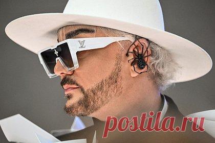 Киркоров установил круглый стеклянный лифт в двухэтажной квартире. В квартире певца Филиппа Киркорова в центре Москвы установили круглый стеклянный лифт. В соцсетях опубликовали видео дизайнера, которая работает над интерьером исполнителя. Ролик сопровождался последним треком Киркорова «Слухи», и вид из окна совпал с видом из квартир ЖК «Филипповский», где находится жилье певца.