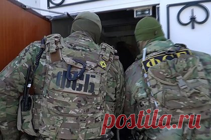 Полицейский решил продать запчасти с изъятой машины и привлек внимание ФСБ. В Нижнем Тагиле начальник уголовного розыска отдела полиции в течение двух лет катался на машине Hyundai Santa Fe. Автомобиль был изъят у владельца, который купил его в Нижнем Новгороде по поддельным документам. После этого машину отогнали на стоянку МВД, а в 2020 году передали под расписку одному из сотрудников