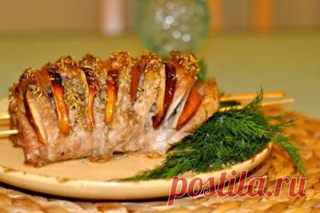 Свинина с яблоками в духовке
