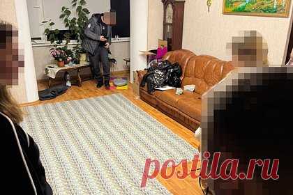 У зарабатывающей на дезертирах в ВСУ группировки нашли ковер из долларов