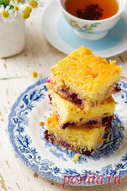 Кукурузный пирог с ежевикой