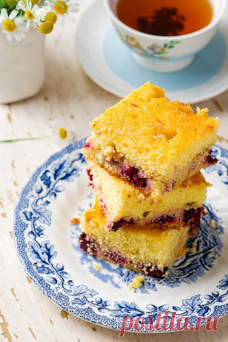 Кукурузный пирог с ежевикой