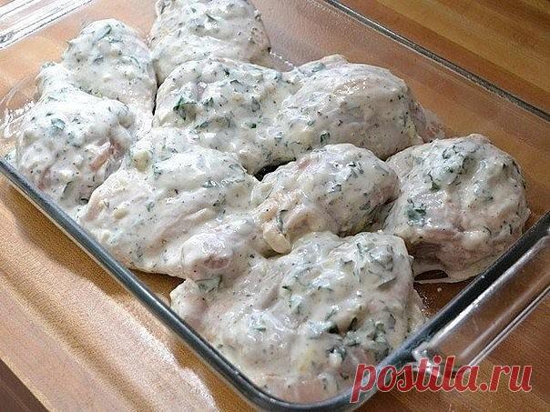 Курица в маринаде по-гречески


Ингредиенты: 

Йогурт без ароматизаторов — 1 стакан
Курица (ножки, крылышки, пульки) — 2 кг
Лимон — 1 шт.
Оливковое масло — 2 ст. л.
Орегано сухое — ½ ст. л.
Перец черный молотый — по вкусу
Петрушка свежая — ¼ пучка
Соль — ½ ч. л.
Чеснок — 2 зубчика

Приготовление:

1. Хотите чего-нибудь простого и очень ароматного? Тогда приготовьте курочку на гриле, предварительно пропитав ее восхитительным сливочным маринадом. Готовится такой маринад очен...